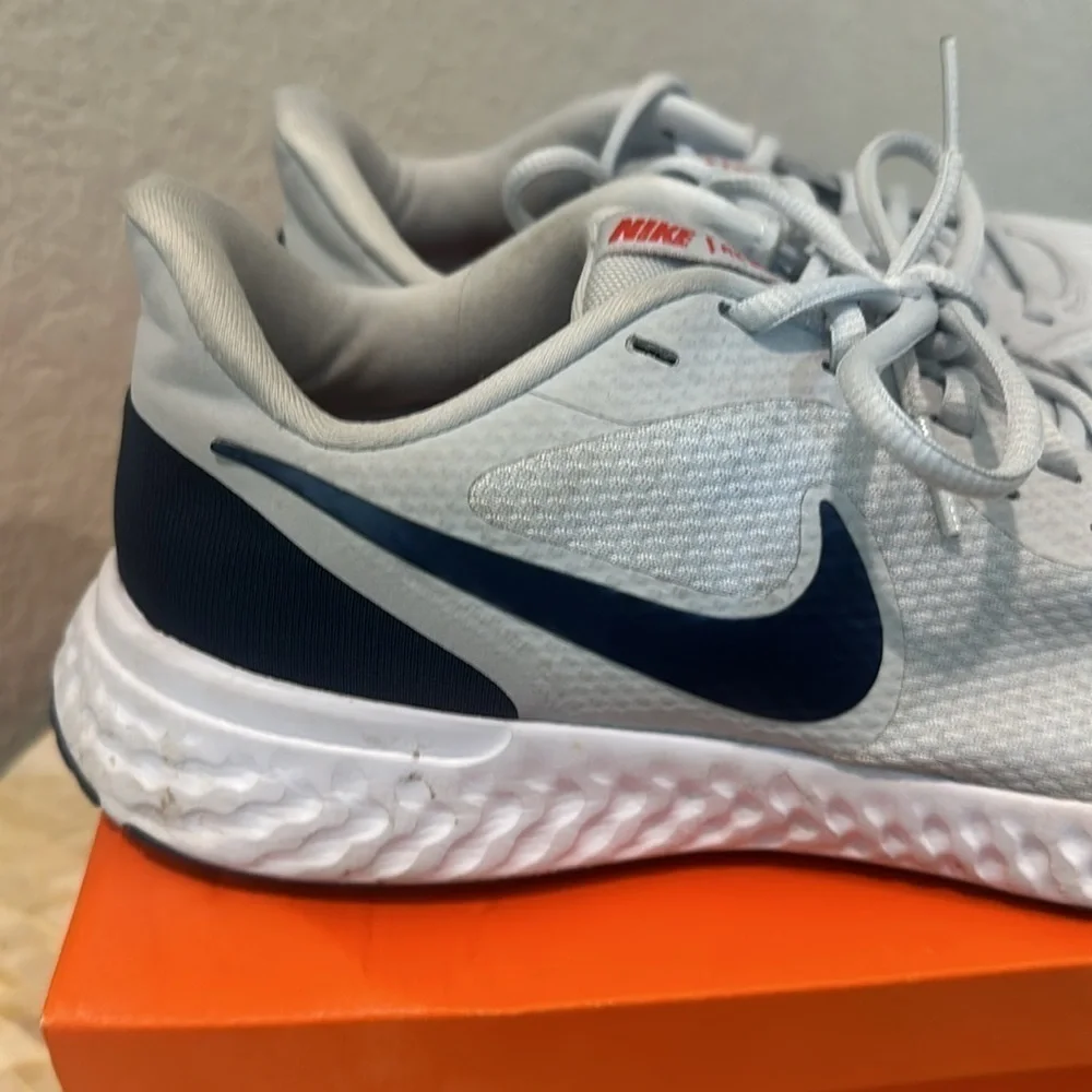 Nike revolution 5 sneakers size 9